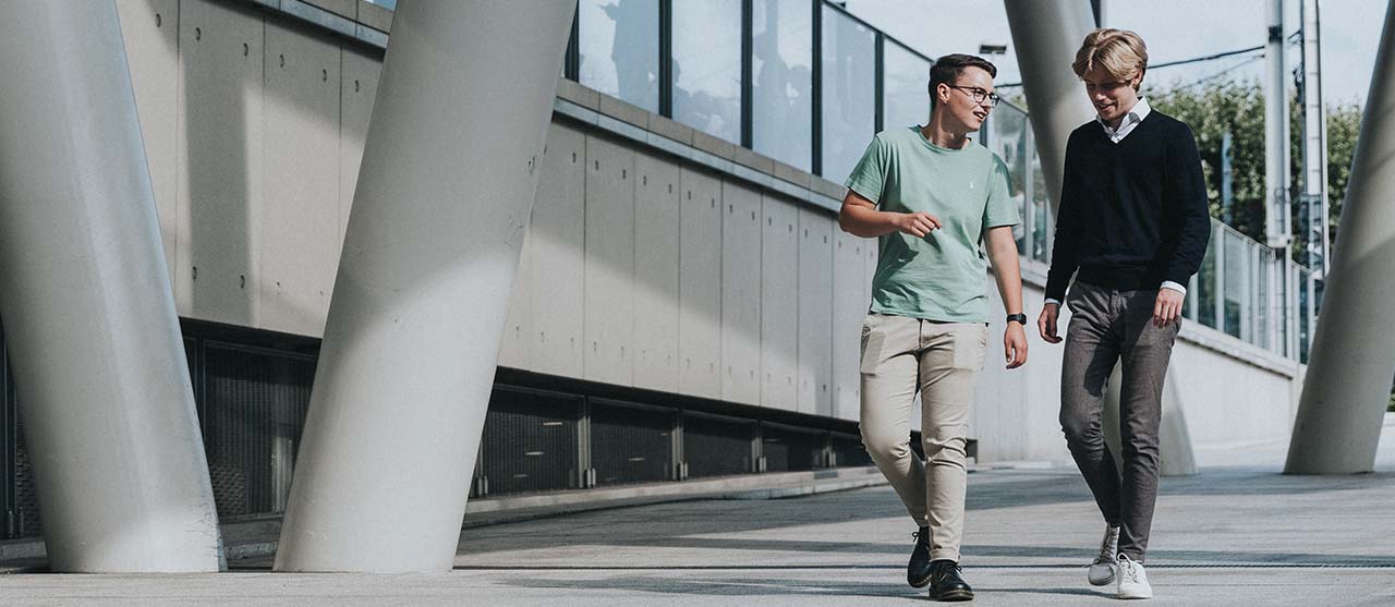 Twee studenten vastgoed van HOGENT op vastgoedprospectie aan het Sint-Pietersstation in Gent.