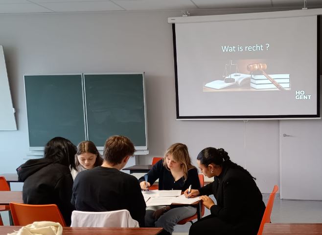 Leerlingen aan de slag in de workshop 'Fight for your right: laywer for one day'