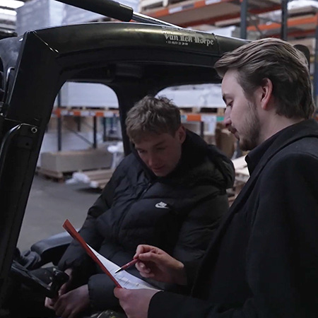 Alumnus houttechnologie Lucas in overleg met een werknemer