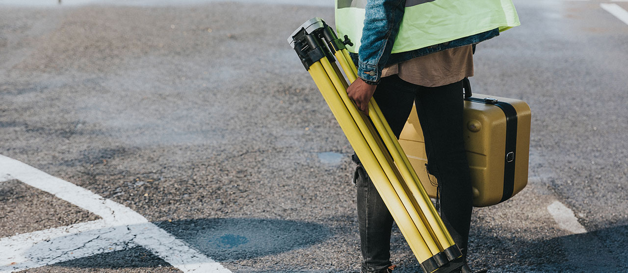 man op weg met meettoestel