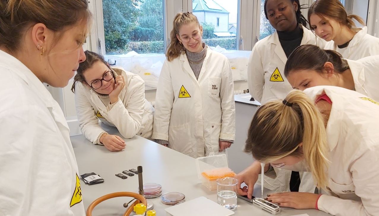 Foto Aan de slag met geavanceerde DNA-technologie.