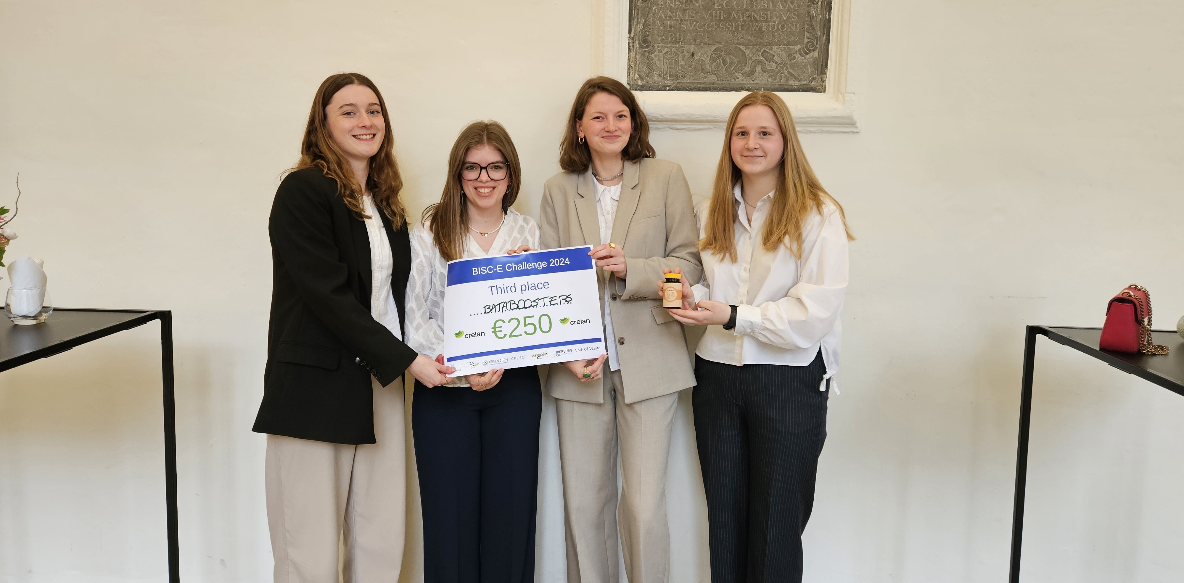 Foto Chemiestudenten in de prijzen met voedingssupplement op basis van zoete aardappel.