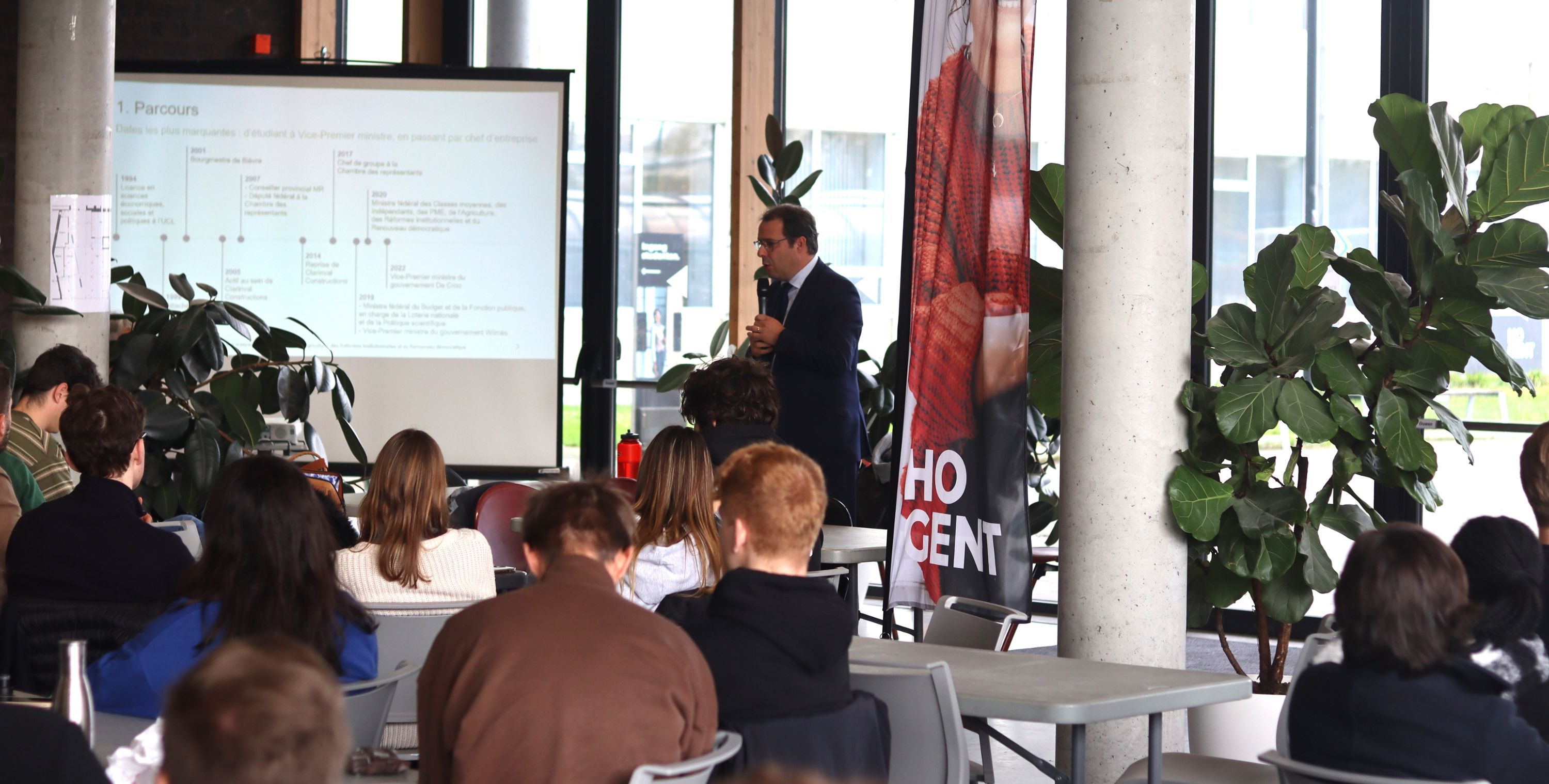 Foto Minister Clarinval te gast bij kmo-studenten.