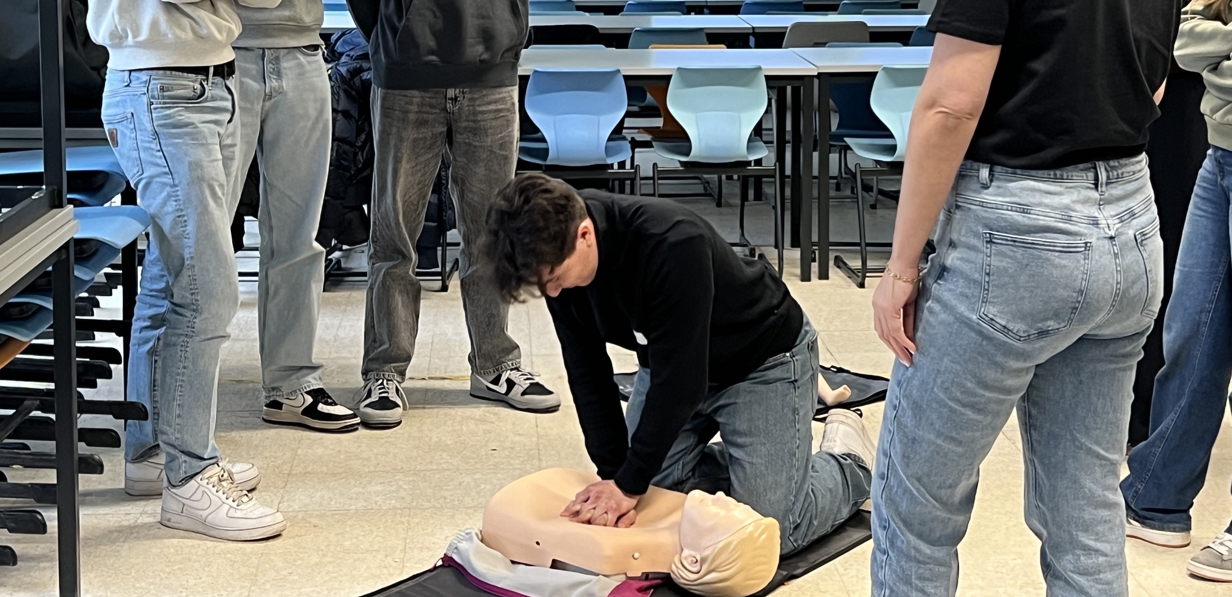 Foto Studenten verpleegkunde leren jongeren hoe levens te redden.