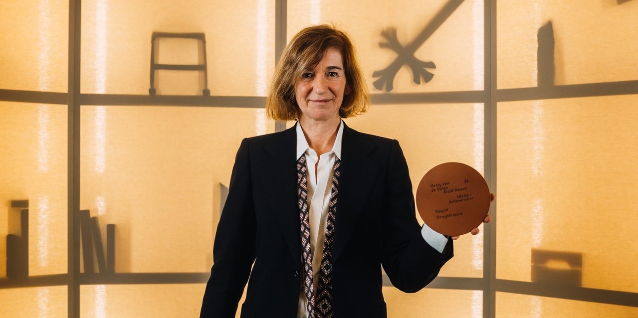 Foto Siegrid Demyttenaere ontvangt Henry van de Velde Lifetime Achievement Award.