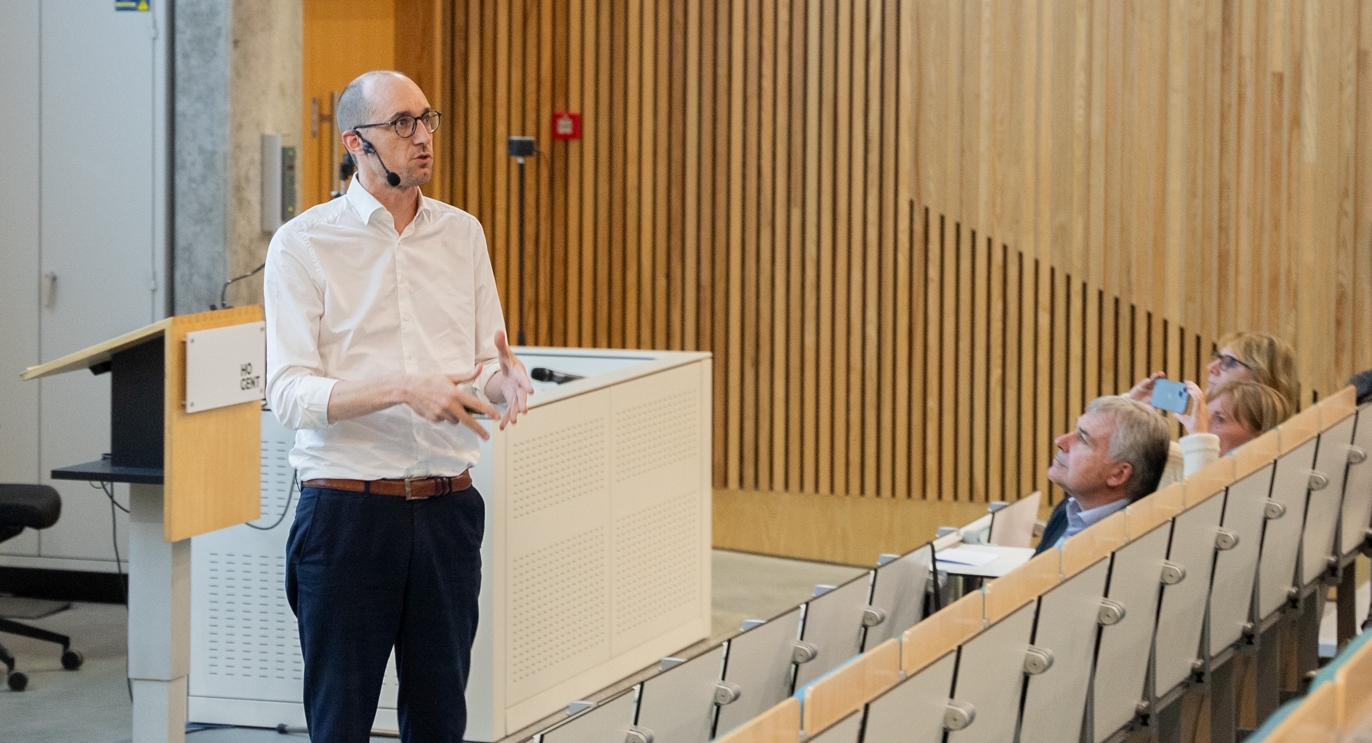 Foto Minister Van Peteghem neemt openingscollege voor zijn rekening.