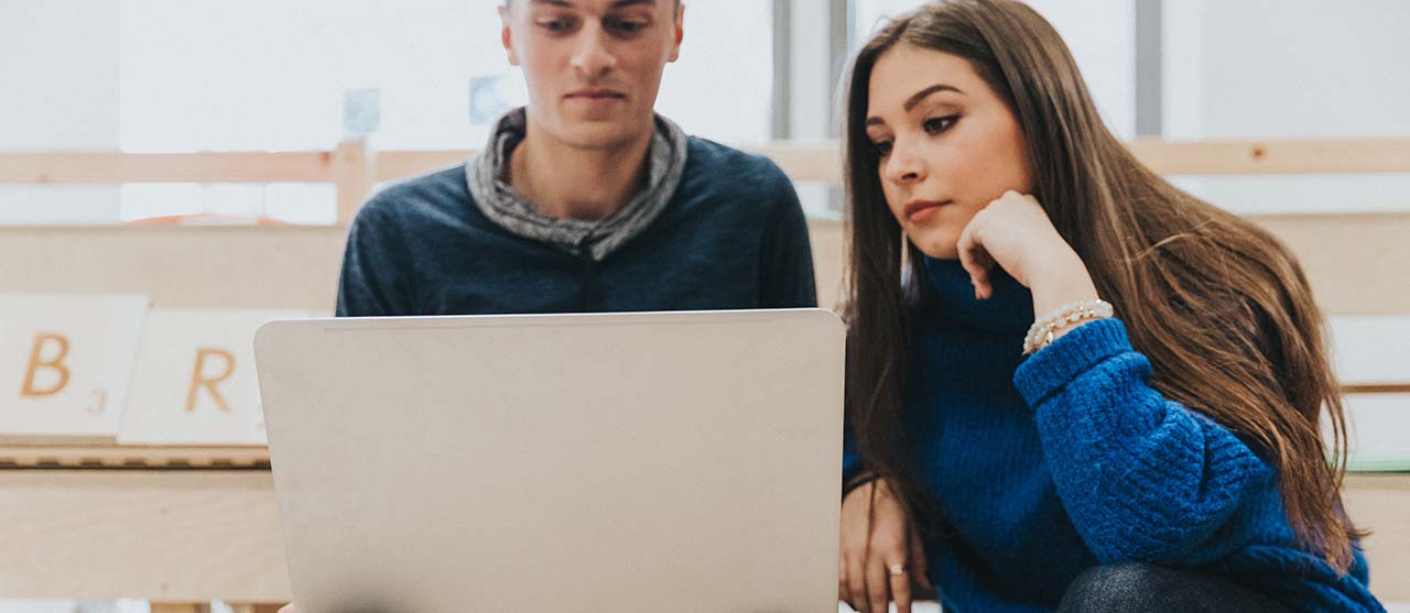 2 studenten aan een laptop