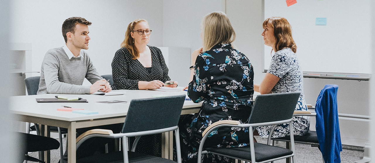 Studenten in een overleg