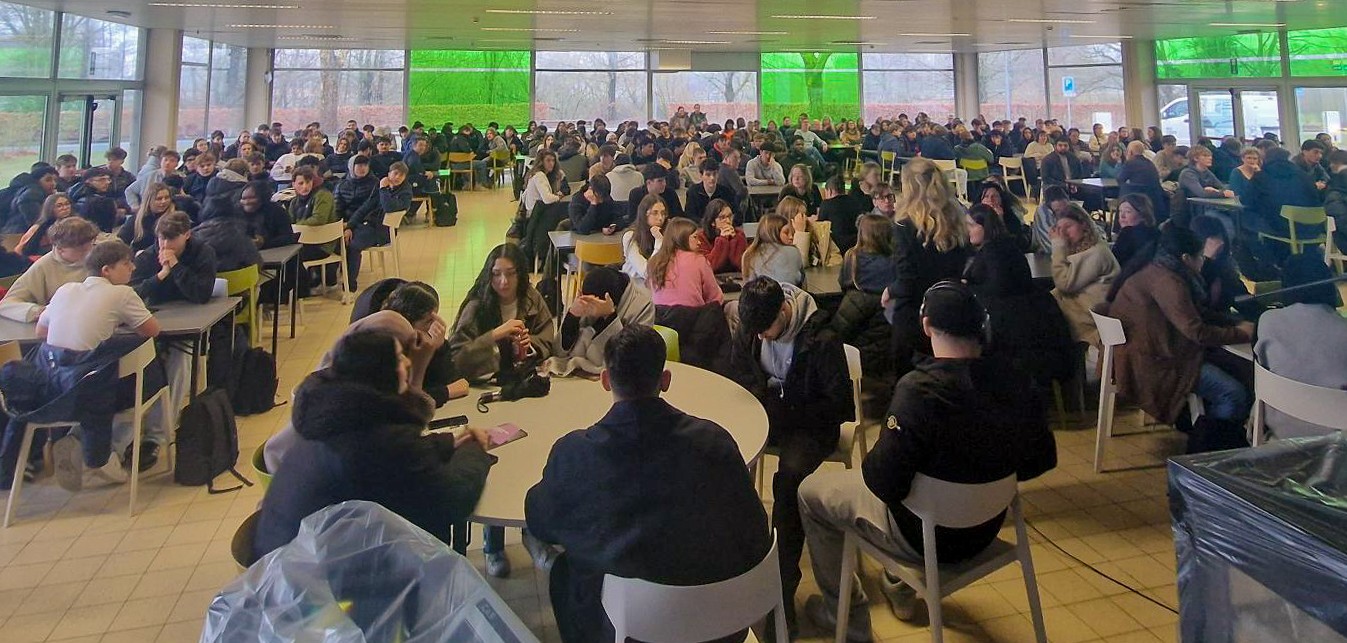 Foto 500 leerlingen secundair proeven van hoger onderwijs.